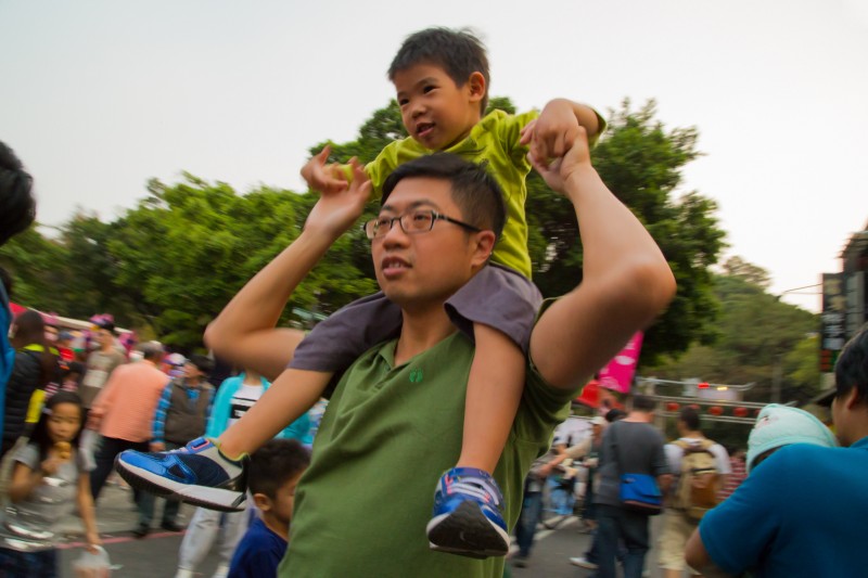 Taiwan - Kaohsiung - Zuoying - Lotus Pond - New Year Celebration - Riding on Daddy's Shoulders
