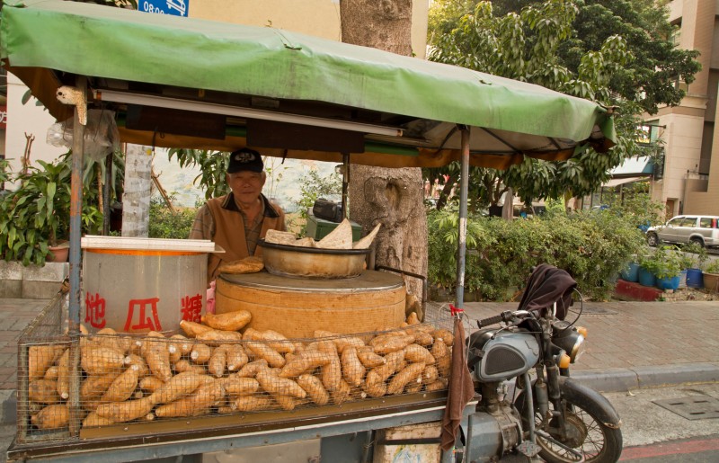 Taiwan - Kaohsiung - Zuoying - The Mobile Sweet Potato Roasting Stand